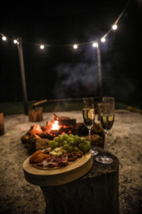 Cabana na montanha SP | Churrasco feito na fogueira com champagne e carne