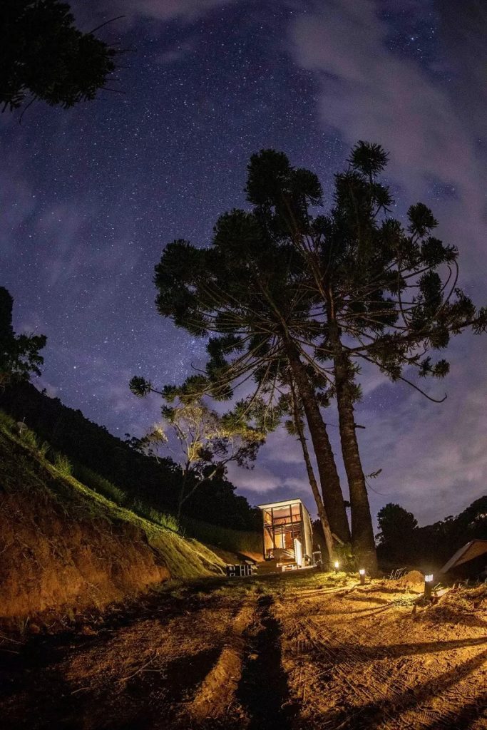 casa cubo nomad place | cabana na montanha sp | visão da casa cubo durante um fim de tarde estrelado