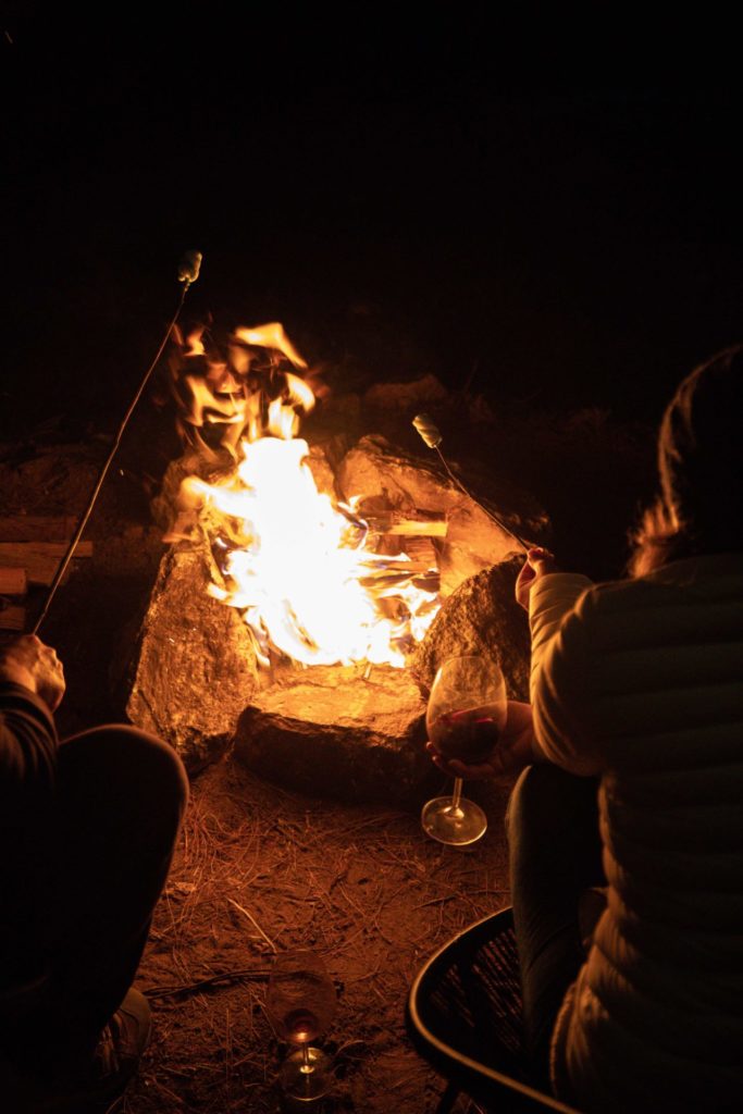 fogueira ao ar livre cabana na montanha sp nomad place